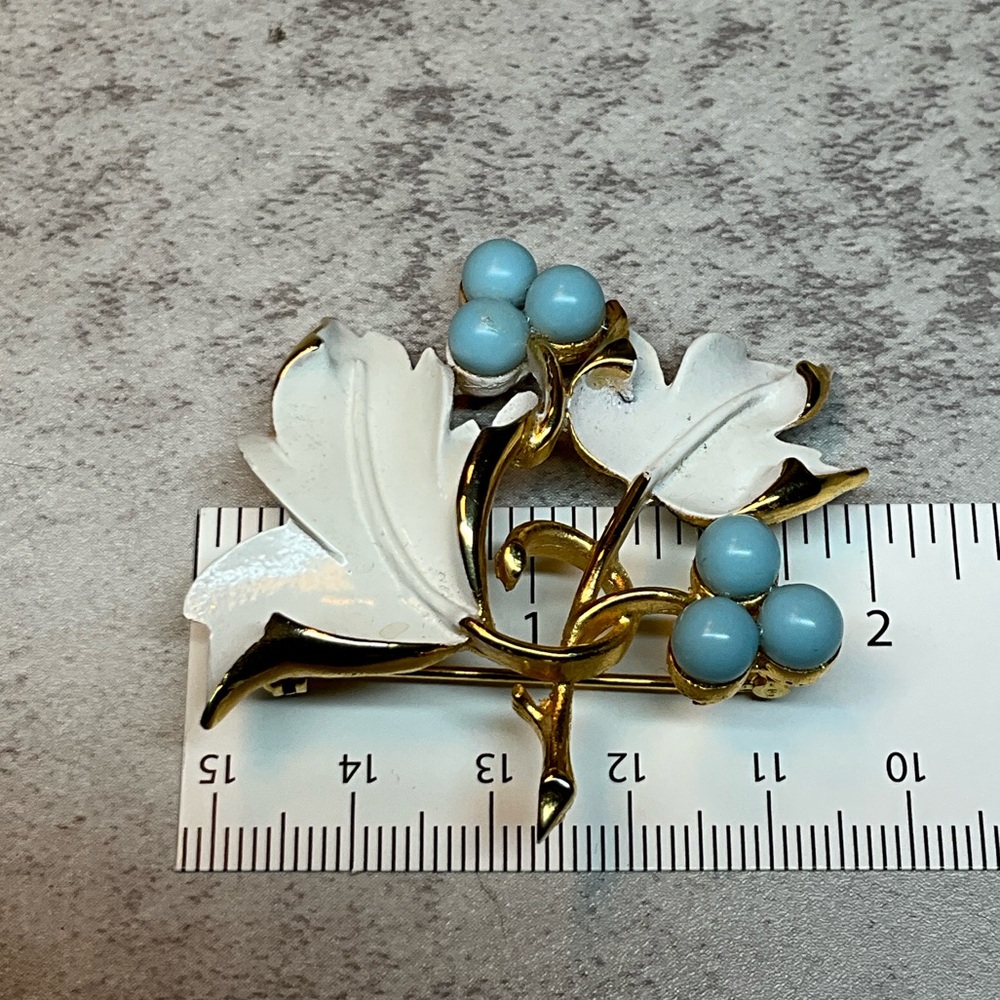 Sarah Covenrty “Placid Beauty” Vintage White Enamel Leaves & Blue Berry Brooch - Picture 6 of 6